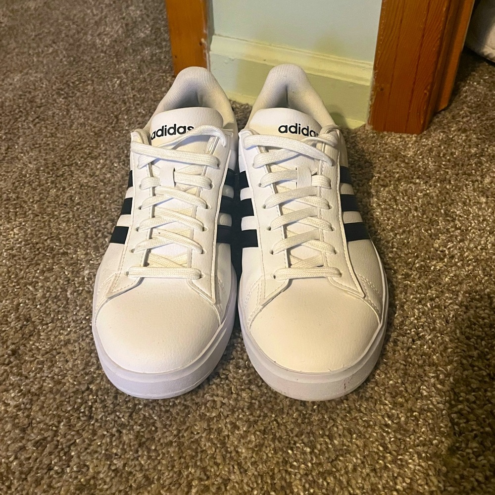 Adidas grand court shoe